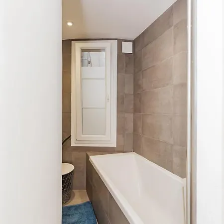 Nice Apt For 4 With Balcony Near Montmartre ! Διαμέρισμα
