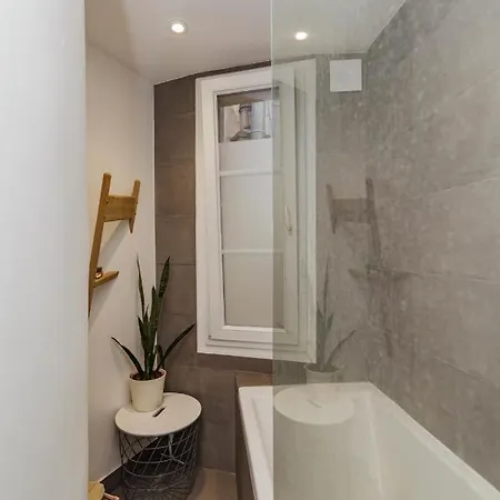 Nice Apt For 4 With Balcony Near Montmartre ! Appartement *